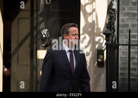 10 Downing Street, London, UK. 19. April 2016. Premierminister David Cameron begrüßt Präsident Joko Widodo Indonesiens in der Downing Street. Bildnachweis: Malcolm Park Leitartikel/Alamy Live-Nachrichten Stockfoto