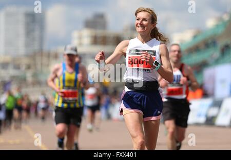 Die 2016 Brighton Marathon teilnehmen Läufer. Stockfoto