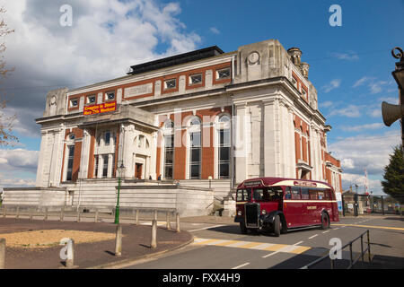 Vintage alte single Deck / Decker East Kent Busunternehmen bus außerhalb Exterieur der wichtigsten Gebäude des Kempton Dampf Museums. VEREINIGTES KÖNIGREICH. Stockfoto