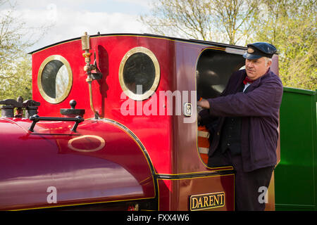 Miniatur / Modell schmale Spurweite Lokomotive Eisenbahn Dampfzug und Fahrer an der Hampton und Kempton Wasserwerk Eisenbahn. UK Stockfoto