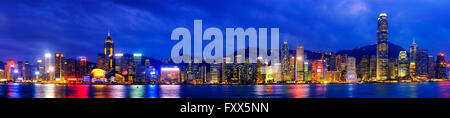 Panoramablick auf die Skyline von Hong Kong Insel von Victoria Harbour, Hongkong, China Stockfoto