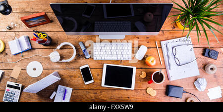 Schreibtisch mit verschiedenen Gadgets und Bürobedarf. Flach zu legen Stockfoto