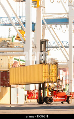 Gabelstapler, Lkw Be- und Entladung von Containern im Hafen terminal Stockfoto