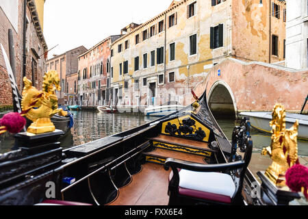 Gondelfahrt durch die venezianischen Kanäle in Italien. Stockfoto