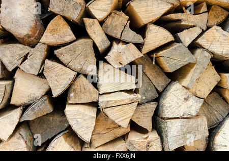 Hintergrund der gestapelten Durchführung von Brennholz gehackt. Close-up. Stockfoto