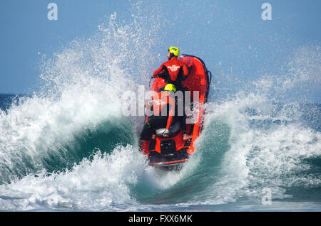 Sauveteurs En Mer Rettungsschwimmer Demonstration am Jetski am Plage Trestraou Strand, Perros-Guirec, Côtes d ' Armor, Bretagne, Frankreich Stockfoto