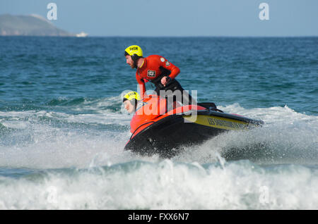 Sauveteurs En Mer Rettungsschwimmer Demonstration am Jetski am Plage Trestraou Strand, Perros-Guirec, Côtes d ' Armor, Bretagne, Frankreich Stockfoto