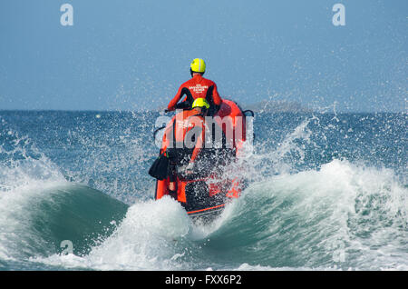 Sauveteurs En Mer Rettungsschwimmer Demonstration am Jetski am Plage Trestraou Strand, Perros-Guirec, Côtes d ' Armor, Bretagne, Frankreich Stockfoto