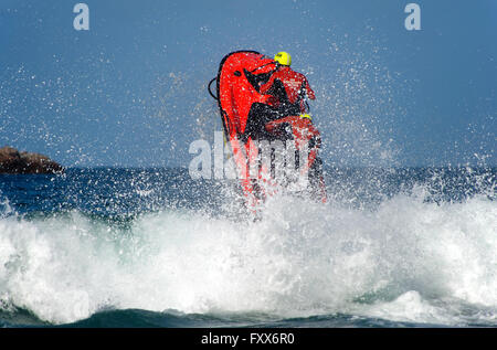 Sauveteurs En Mer Rettungsschwimmer Demonstration am Jetski am Plage Trestraou Strand, Perros-Guirec, Côtes d ' Armor, Bretagne, Frankreich Stockfoto