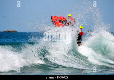 Sauveteurs En Mer Rettungsschwimmer Demonstration am Jetski am Plage Trestraou Strand, Perros-Guirec, Côtes d ' Armor, Bretagne, Frankreich Stockfoto