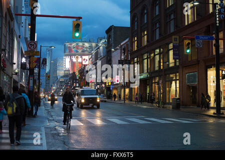 Bei Nacht kreuzen sich Yonge und Shutter in der Innenstadt von Toronto Stockfoto