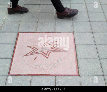Canada's Walk of Fame, Gehweg Stern in Form eines stilisierten Ahornblatt Leistungen von Clara Hughes zu bestätigen Stockfoto