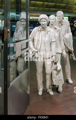 Die lebensgroße Skulptur von drei Reisende in der Schlange am boarding-Gate ist auf ständige Ausstellung und der Künstler ist George Siegel. Stockfoto