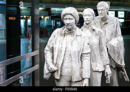 Die lebensgroße Skulptur von drei Reisende in der Schlange am boarding-Gate ist auf ständige Ausstellung und der Künstler ist George Siegel. Stockfoto