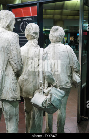 Die lebensgroße Skulptur von drei Reisende in der Schlange am boarding-Gate ist auf ständige Ausstellung und der Künstler ist George Siegel. Stockfoto