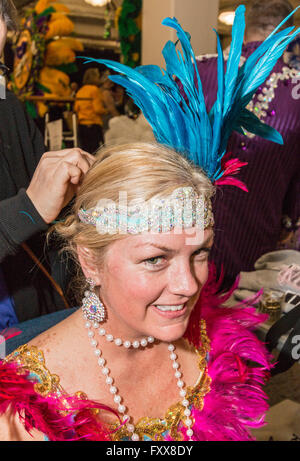 Eines der Krewe Nachtschwärmer immer bereit für eine Parade von KRUS in Lake Charles, LA, Familie freundlich Karneval. Stockfoto