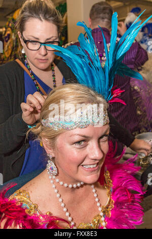 Eines der Krewe Nachtschwärmer immer bereit für eine Parade von KRUS in Lake Charles, LA, Familie freundlich Karneval. Stockfoto