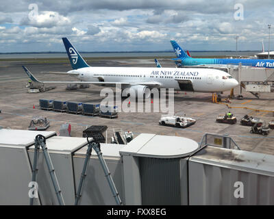 Air New Zealand Boeing 767/319 bei Auckland Flughafen Air Tahiti Airbus im Hintergrund Stockfoto