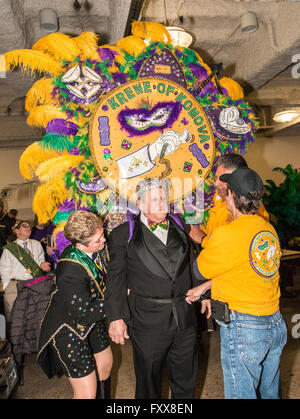 Eines der Krewe Nachtschwärmer immer bereit für eine Parade von KRUS in Lake Charles, LA, Familie freundlich Karneval Stockfoto