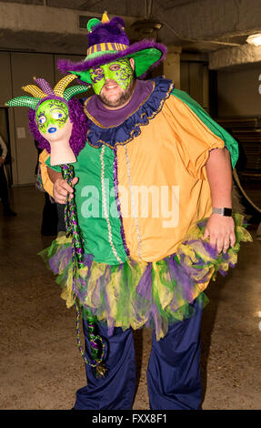 Eines der Krewe Nachtschwärmer immer bereit für eine Parade von KRUS in Lake Charles, LA, Familie freundlich Karneval. Stockfoto