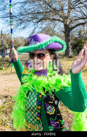 Einer der kostümierten Jecken auf der Paradestrecke während der traditionellen Hühnerstall für Lake Charles Familie freundlich Karneval. Stockfoto