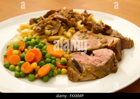 Schweinefilet mit Spätzle und Gemüse Stockfoto