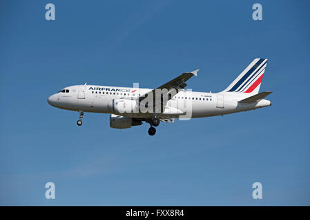Französischer Airbus 319-111 F-GRHR kommen, um auf LHR LondonHeathrow Flughafen landen. SCO 10.337 Stockfoto