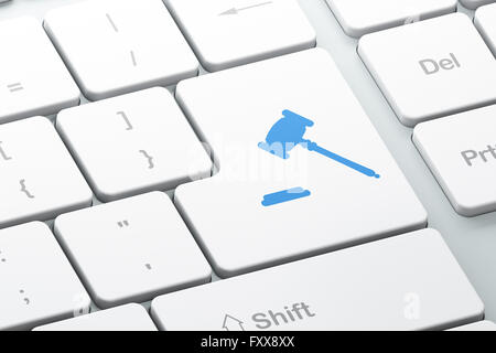 Begriff: Hammer auf Computer Tastatur Hintergrund Stockfoto