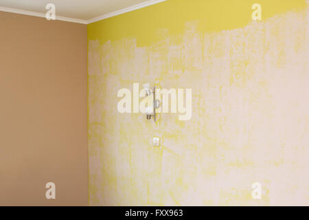 gelbe Wand gemalt mit einer Walze Strukturlack Stockfoto