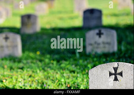 Grabstein eines deutschen Soldaten mit dem Eisernen Kreuz Symbol in einem Helden-Friedhof Stockfoto