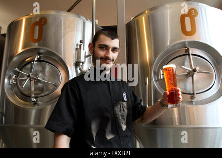 CARDIFF SOUTH WALES GROßBRITANNIEN 17. MÄRZ 2016. Cardiff Stadtzentrum. Brew Pub Null Grad; Braumeister Andrei Moisa hält sein Glas Stockfoto