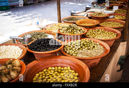 Verschiedene eingelegte Oliven und lokale Speisen auf Straßenmarkt in Mallorca, Spanien. Kauf und Verkauf. Stockfoto