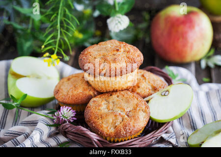 Frische hausgemachte leckere Apfel-Muffins zum Frühstück Stockfoto