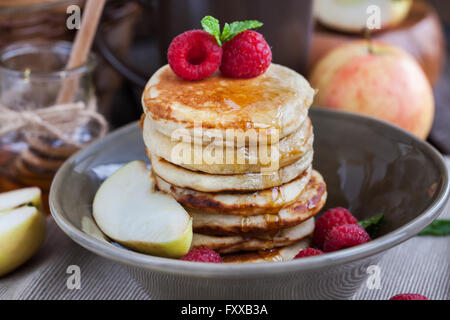 Stapel von frisch zubereiteten Apfel Pfannkuchen zum Frühstück Stockfoto