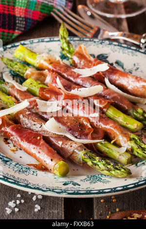 Frischer grüner Spargel in Parmaschinken auf Platte gewickelt Stockfoto