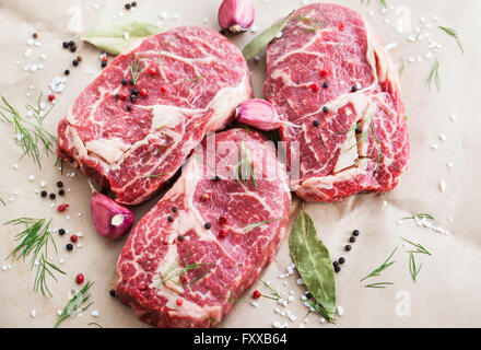 Rohes Rindfleisch Ribeye Steak auf ein Backpapier, bereit zum Garen Stockfoto