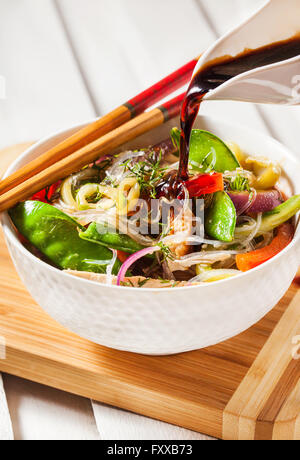 Leckere asiatische Reis Glasnudeln mit Gemüse und Hühnerfleisch (Wok) Stockfoto