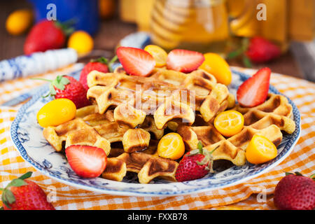 Kürbis Waffeln mit frischen Erdbeeren, Kumquat, Honig und Kaffee Stockfoto