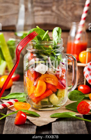 Frische und gesunde hausgemachte Gemüsesalat in Mason Glas Stockfoto