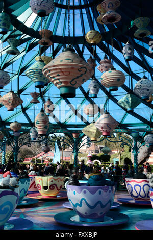 Die Mad Hatters Teetasse fahren im Disneyland Paris Stockfoto