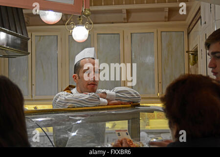 Boardwalk Candy Palast - Sweet Shop Worker - Disneyland Paris Frankreich Stockfoto