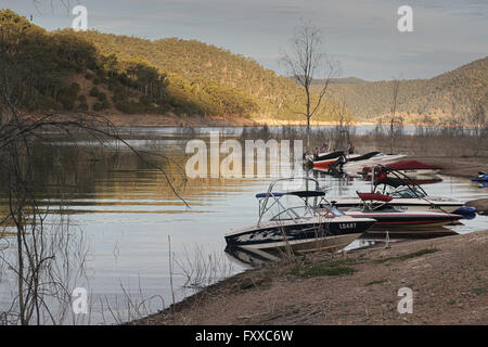 Niedrigen Wasserstand im See Eildon, Australien, leeren Boote am Ufer bei Sonnenuntergang. Stockfoto