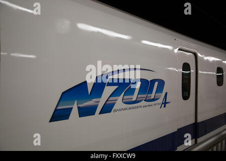 Seitenansicht eines Shinkansen oder japanischen Hochgeschwindigkeitszug, auf dem Weg nach Kyoto. Stockfoto