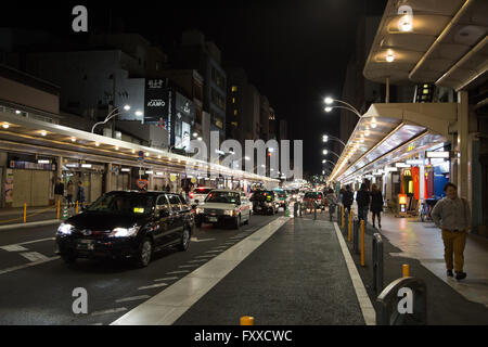 Nächtlichen Verkehr auf der Hauptstraße von Shijo Dori in Kyoto, Japan. Stockfoto