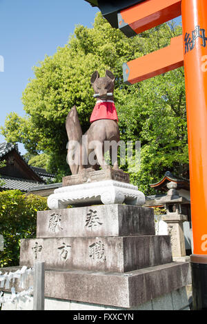 Eines der Stein Füchse am Eingang des Fushimi Inari-Schrein in Kyōto, Japan. Stockfoto