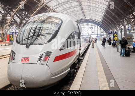 LEIPZIG, 5 APRIL: ein ICE-Zug in den Hauptbahnhof in Leipzig am 5. April 2016. Stockfoto