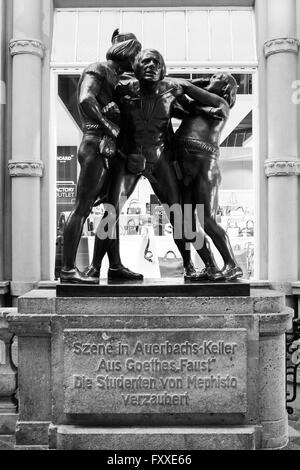 LEIPZIG, 5 APRIL: Skulptur von Faust und Mephisto - Szene im Roman von Goethe in Leipzig am 5. April 2016 Stockfoto