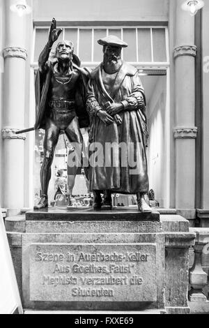 LEIPZIG, 5 APRIL: Skulptur von Faust und Mephisto - Szene im Roman von Goethe in Leipzig am 5. April 2016 Stockfoto