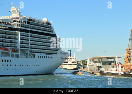 Marittima Cruise Terminal. Kreuzfahrtschiff MSC Magnifica Einfahrt in den Hafen von Venedig, Italien Stockfoto