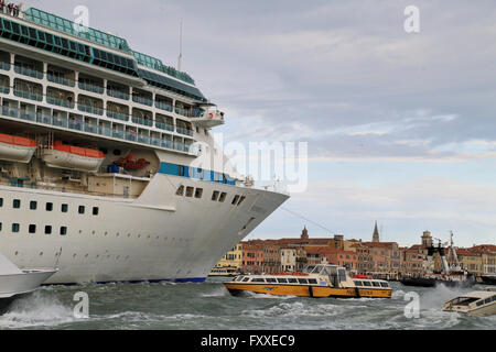 Kreuzfahrtschiff Glanz der Meere, IMO 9070632, überfüllten Schiffsverkehr in Venedig Stockfoto